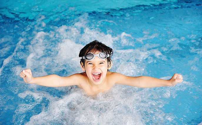 jongen met duikbril in zwembad